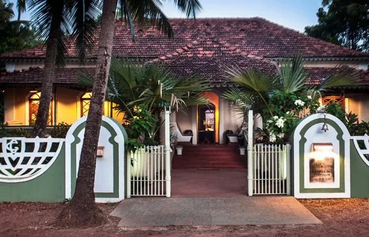 The green-and-white facade of Vivenda dos Palhacos, South Goa, at dusk