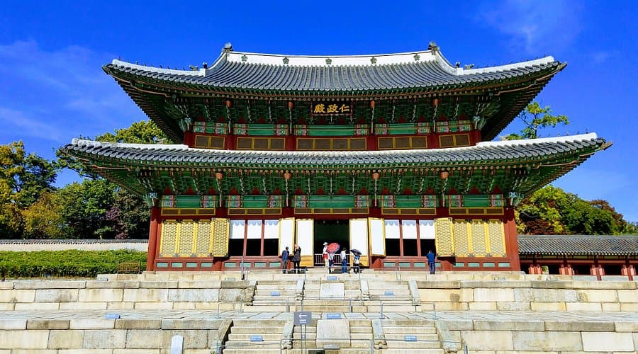 Walk through royal palaces of Gyeongbokgung & Changdeokgung's Secret Garden in a traditional hanbok