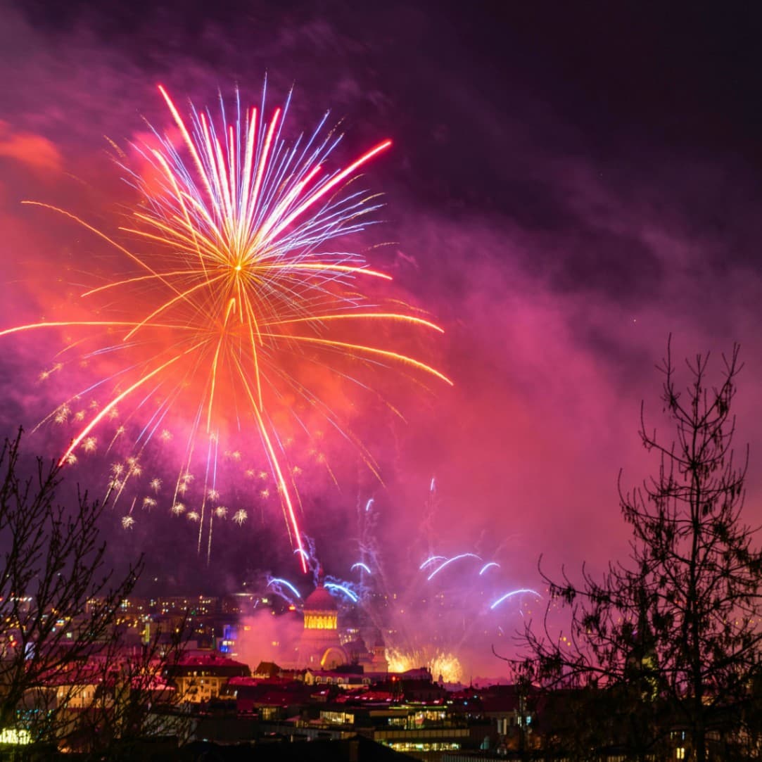 Nice Nights & New Beginnings: 2027 in company of a sky fully lit-up!